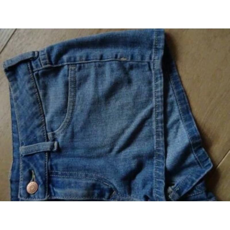 SUPERSALE !! H & M DIVIDED maat 36, korte jeans broek.