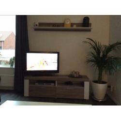 Tv kast met wandplank