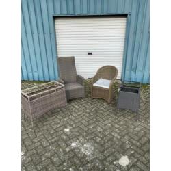 2 tuinstoelen & 2 tafels (onderstel)