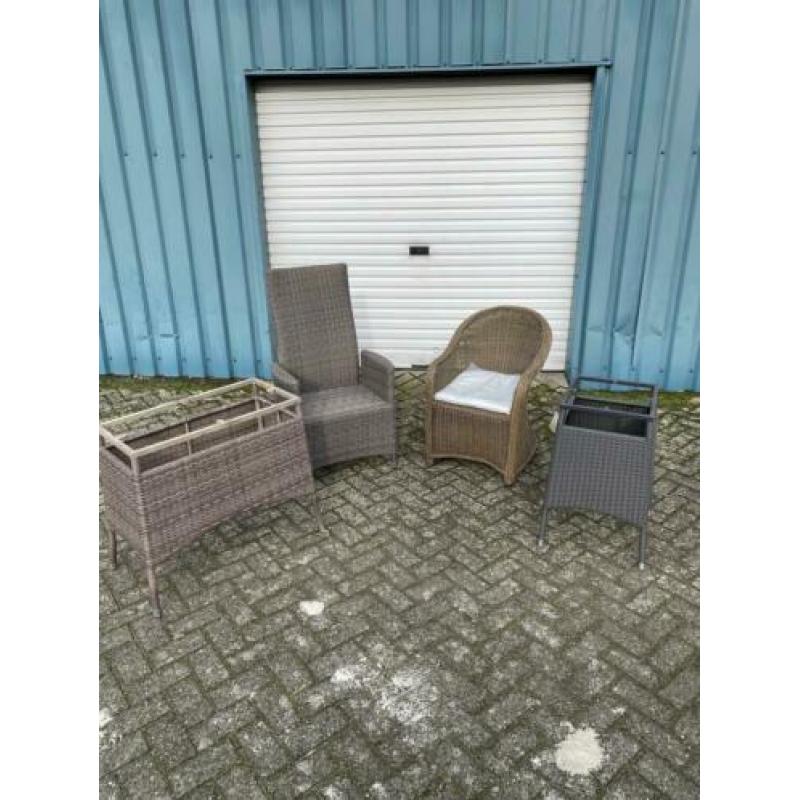 2 tuinstoelen & 2 tafels (onderstel)