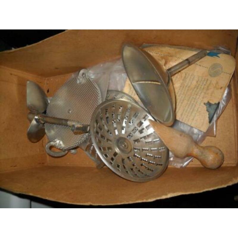 Vegetar oude molen voor in de keuken met diverse messen en h
