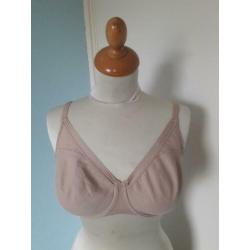 Triumph mooie nude kleurige bh in maat 75 F superstaat!