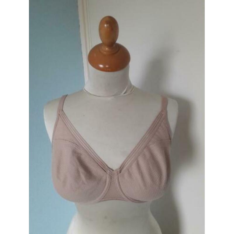 Triumph mooie nude kleurige bh in maat 75 F superstaat!
