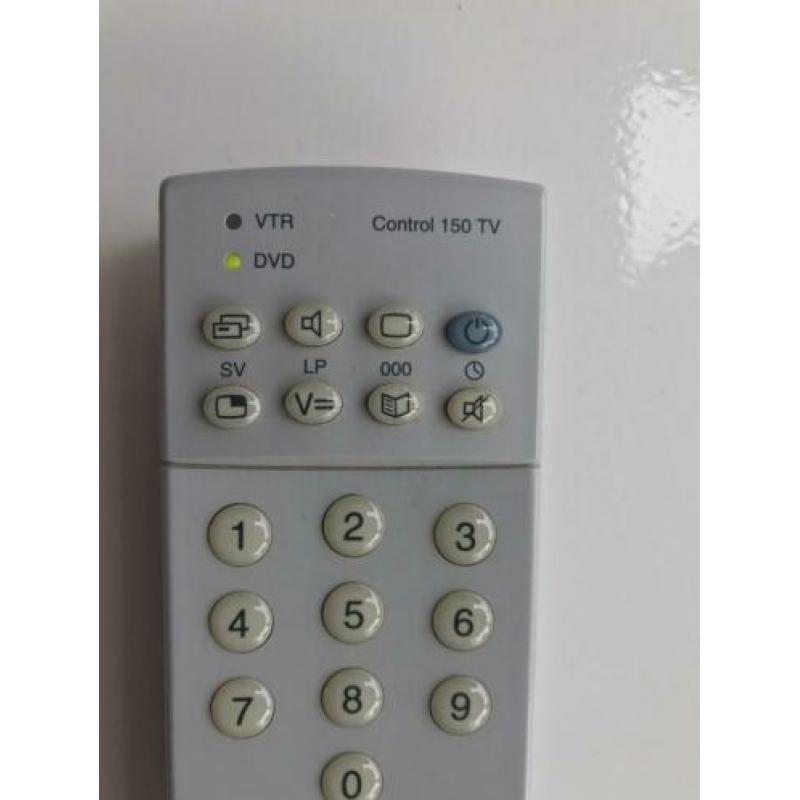 2 afstandsbedieningen voor Loewe control 150 tv