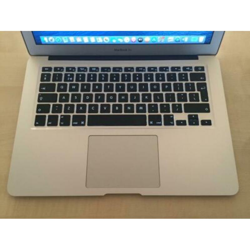 Laptop Air early 2015 met Macos Catalina en Office