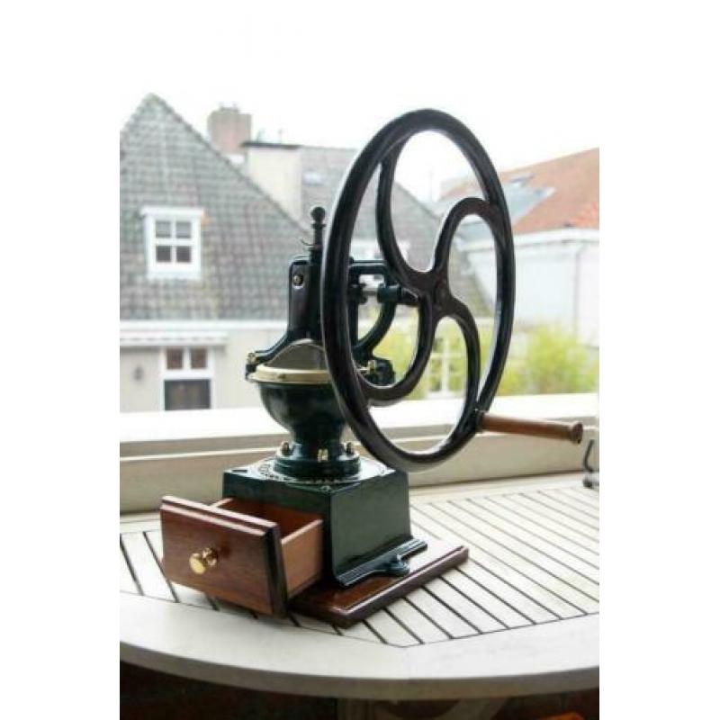 Zeer mooie oude Leinbrock koffiemolen. Werkt goed