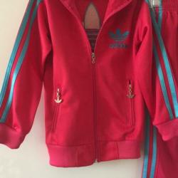 Leuke nettje originele Adidas trainingspak maat 110-116 €15