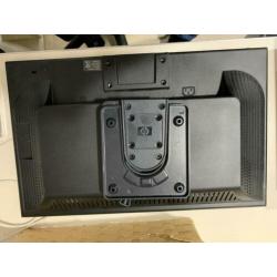 Monitor 18 inch HP met muur bevestiging