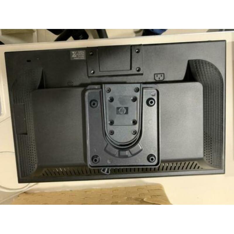 Monitor 18 inch HP met muur bevestiging