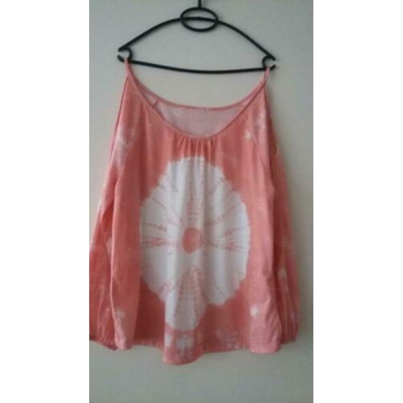 Cold shoulder shirt peach/koraal met ballonmouwen maat 46