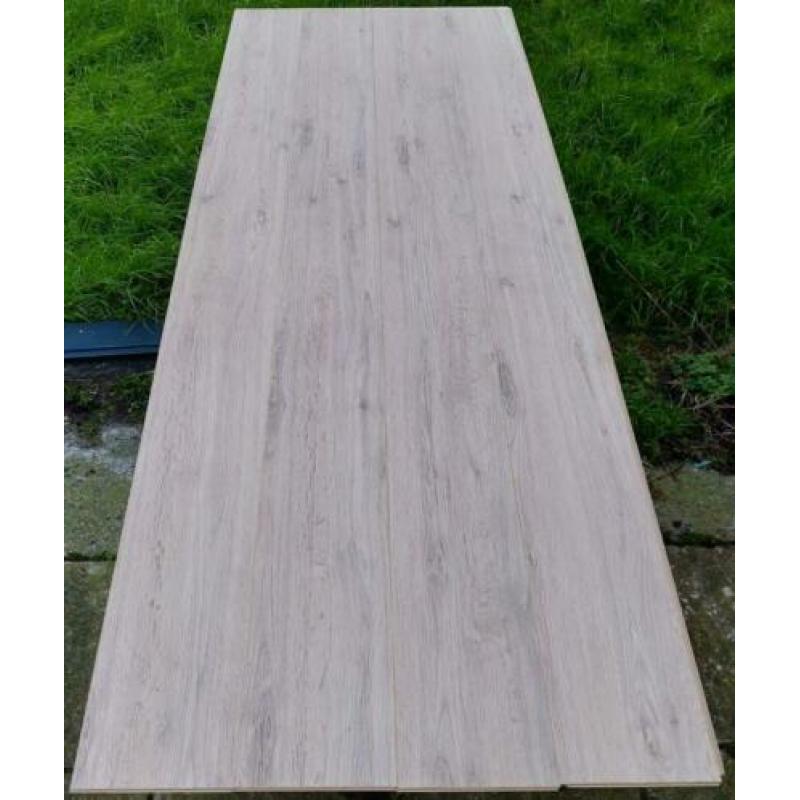 34m2 Berry wit eiken laminaat 4V-groef +ondervlr.Opgestapeld