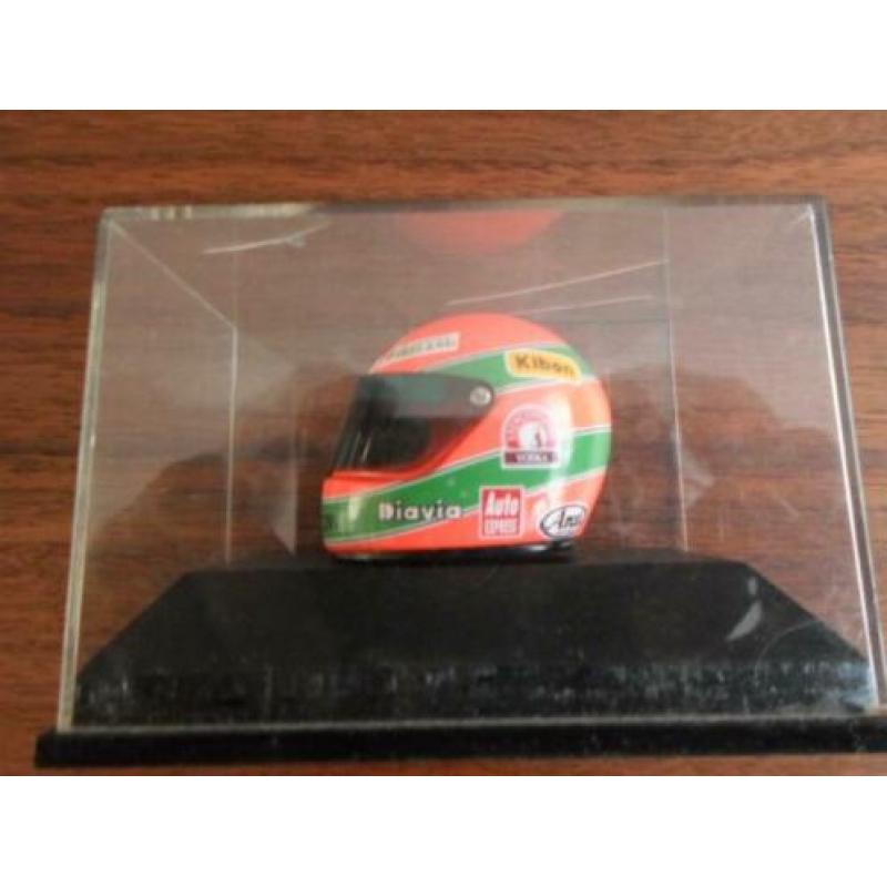 Modelauto 3x formule 1 1:43 plus helm.