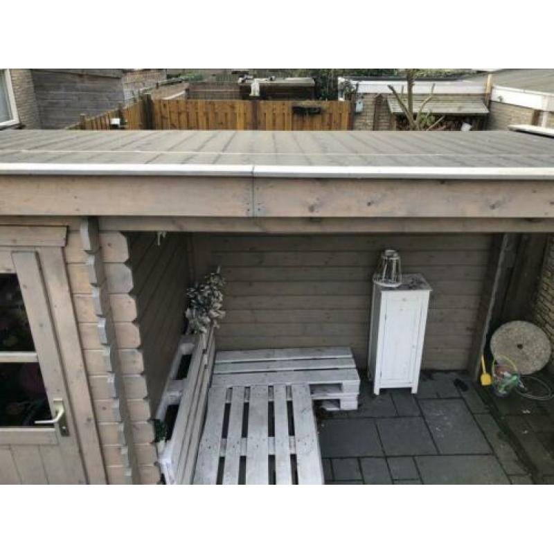 Blokhut met overkapping