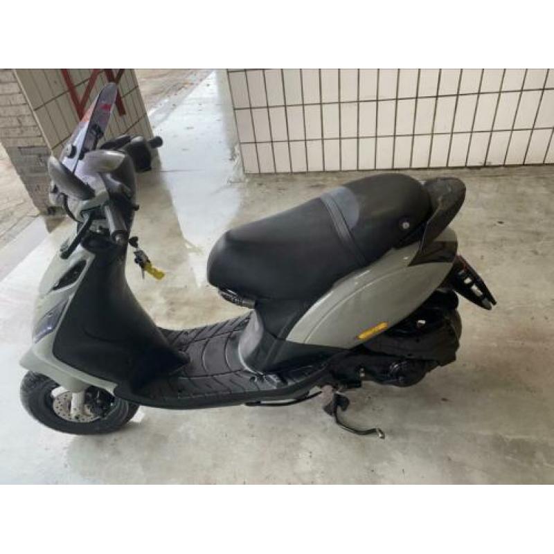 Piaggio zip 2017 met begrenzer! (Kapschade)