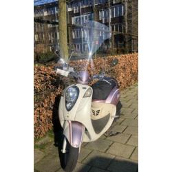Zeer Nette & Mooie Sym Mio Snorscooter Blauw Kenteken