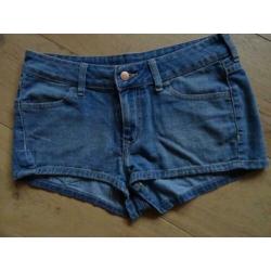 SUPERSALE !! H & M DIVIDED maat 36, korte jeans broek.