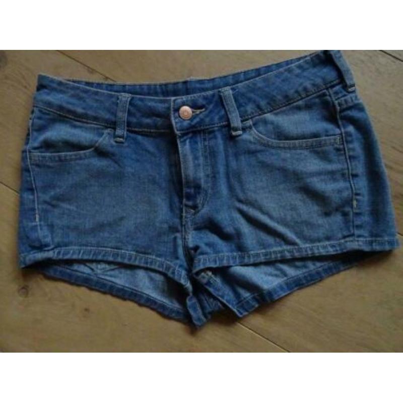 SUPERSALE !! H & M DIVIDED maat 36, korte jeans broek.