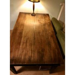 Mooie versleten maar degelijke eettafel koloniaal hout.
