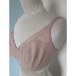 Triumph mooie nude kleurige bh in maat 75 F superstaat!