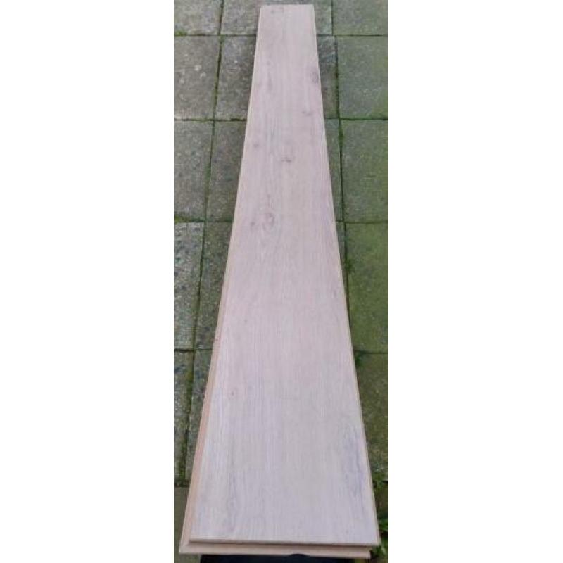 34m2 Berry wit eiken laminaat 4V-groef +ondervlr.Opgestapeld
