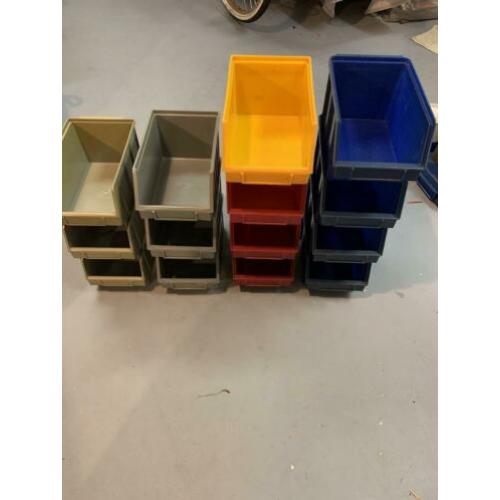 Magazijnbakken verschillende modellen en kleuren