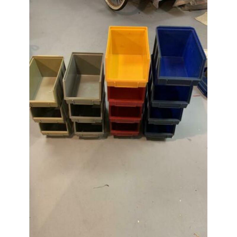 Magazijnbakken verschillende modellen en kleuren