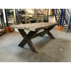 Robuust sloop houten balken eettafel