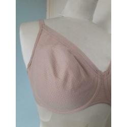 Triumph mooie nude kleurige bh in maat 75 F superstaat!