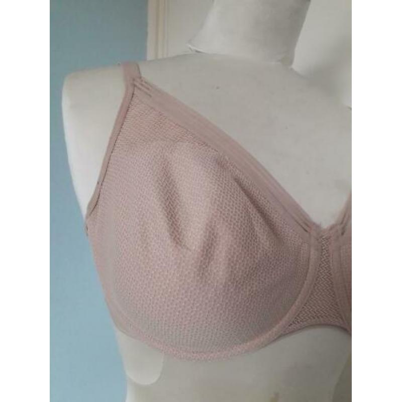 Triumph mooie nude kleurige bh in maat 75 F superstaat!