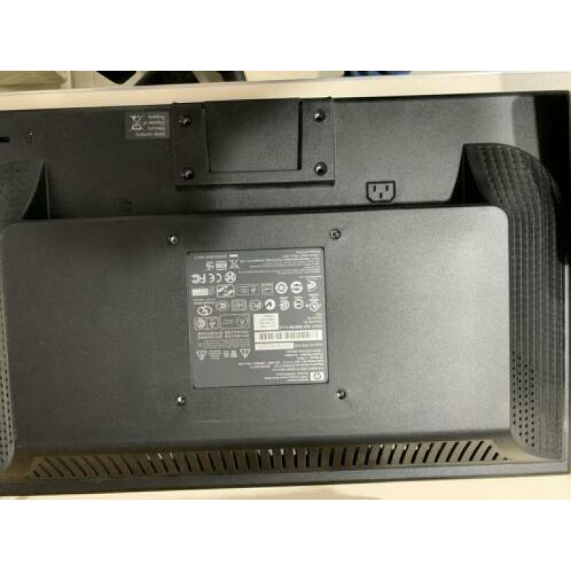 Monitor 18 inch HP met muur bevestiging