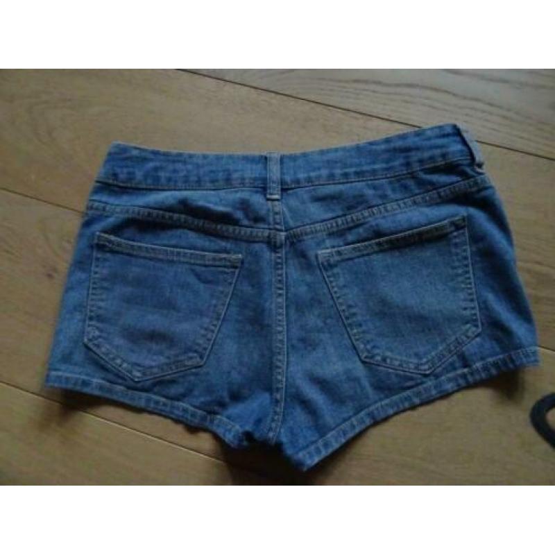 SUPERSALE !! H & M DIVIDED maat 36, korte jeans broek.