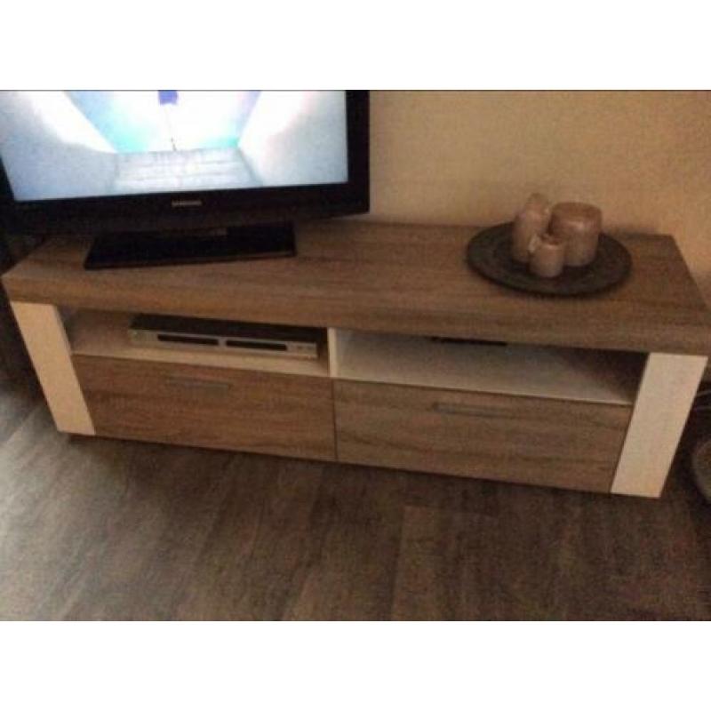 Tv kast met wandplank