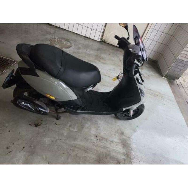 Piaggio zip 2017 met begrenzer! (Kapschade)