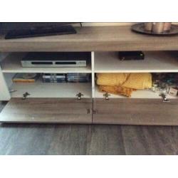 Tv kast met wandplank