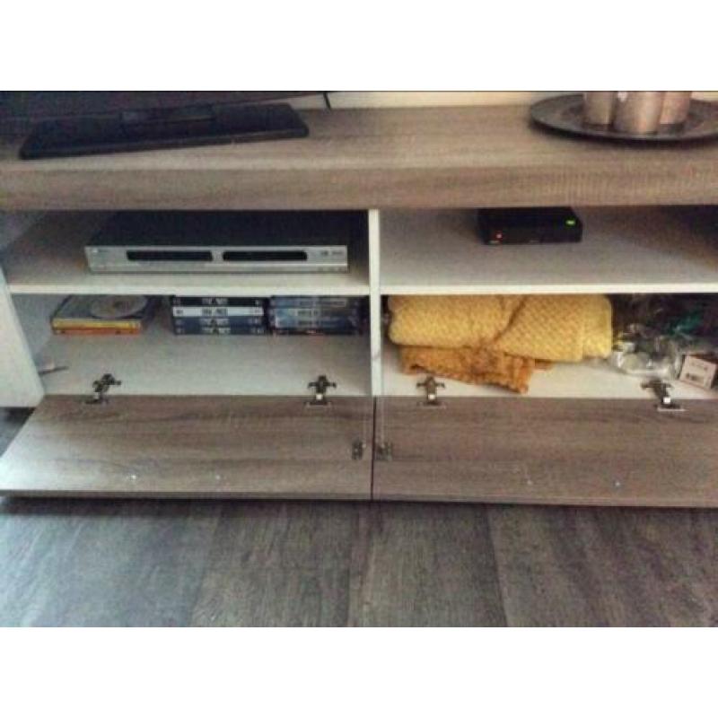 Tv kast met wandplank