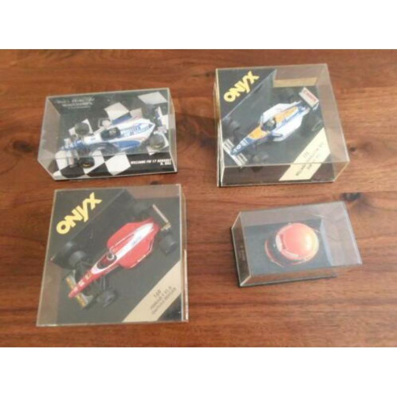 Modelauto 3x formule 1 1:43 plus helm.