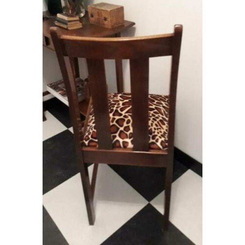 Art deco stoel met print stof