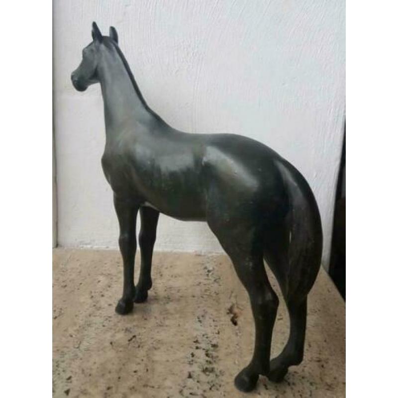 Beeld van paard  zwaar koper of ziet eruit als koper