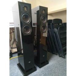 2 Elac luidsprekers hoogglans zwart en Elac center .