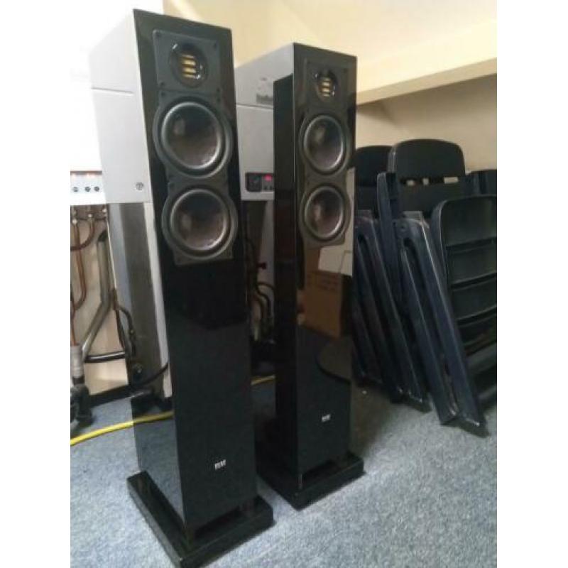 2 Elac luidsprekers hoogglans zwart en Elac center .