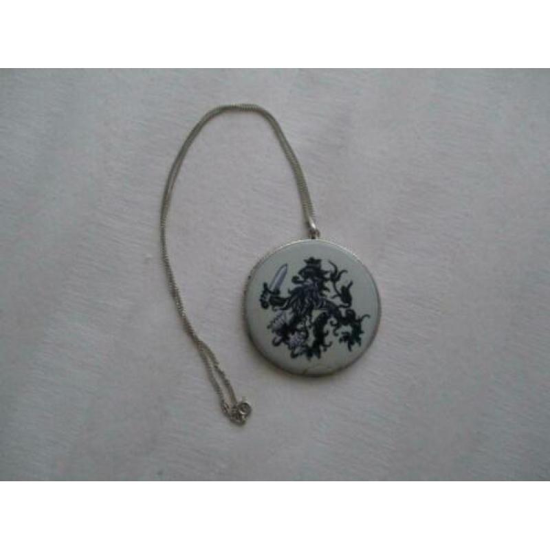 antieke grote zilveren hanger met zilver aan ketting