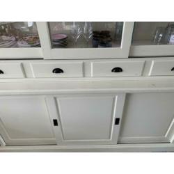 Buffetkast met veel ruimte en led verlichting