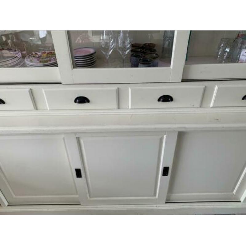 Buffetkast met veel ruimte en led verlichting