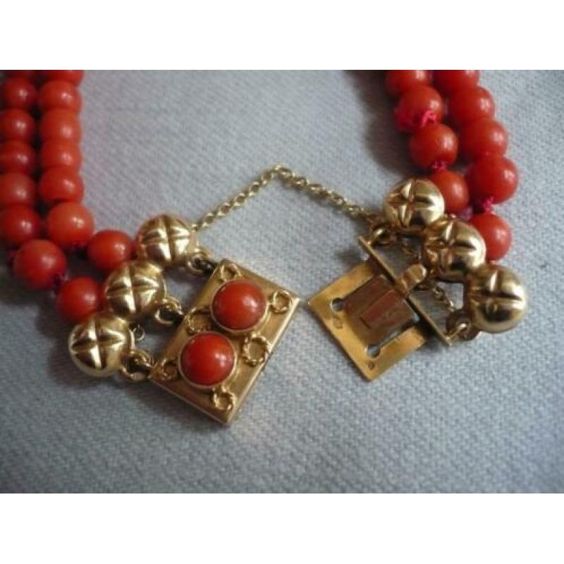 Schitterende bloedkoraal armband met gouden slot.