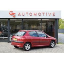 Peugeot 206 1.4 75PK Gentry Premium autm. 5d met ecc en pano