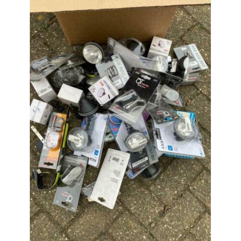 Grote partij fietsonderdelen en buitenbanden in 1 koop,