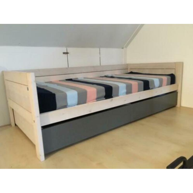Lifetime bed met laden en matras