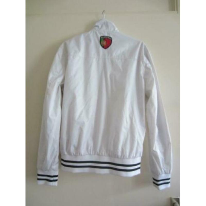M179: Sportjasje Portugal maat S. Kleur wit, goud, zwart,