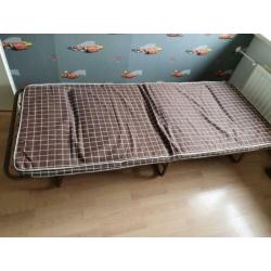 Inklapbaar logeerbed