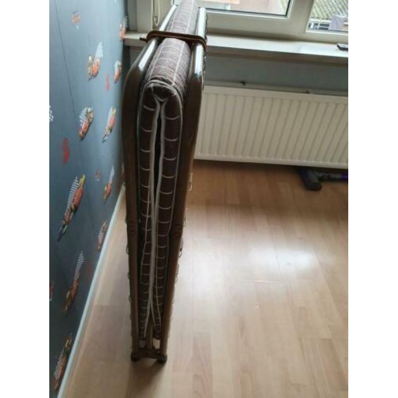 Inklapbaar logeerbed